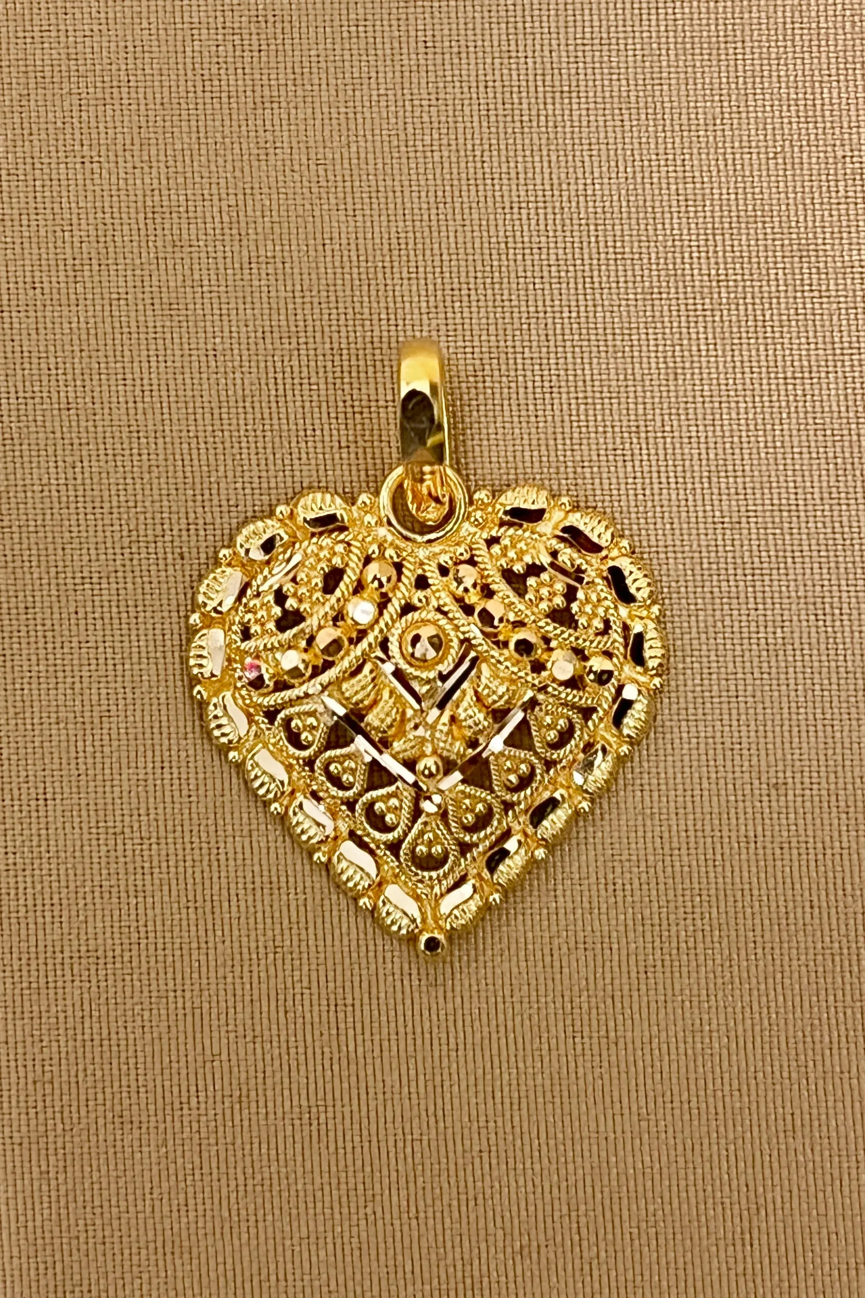 22 KT Gold Traditional Heart Pendant Set (D113)