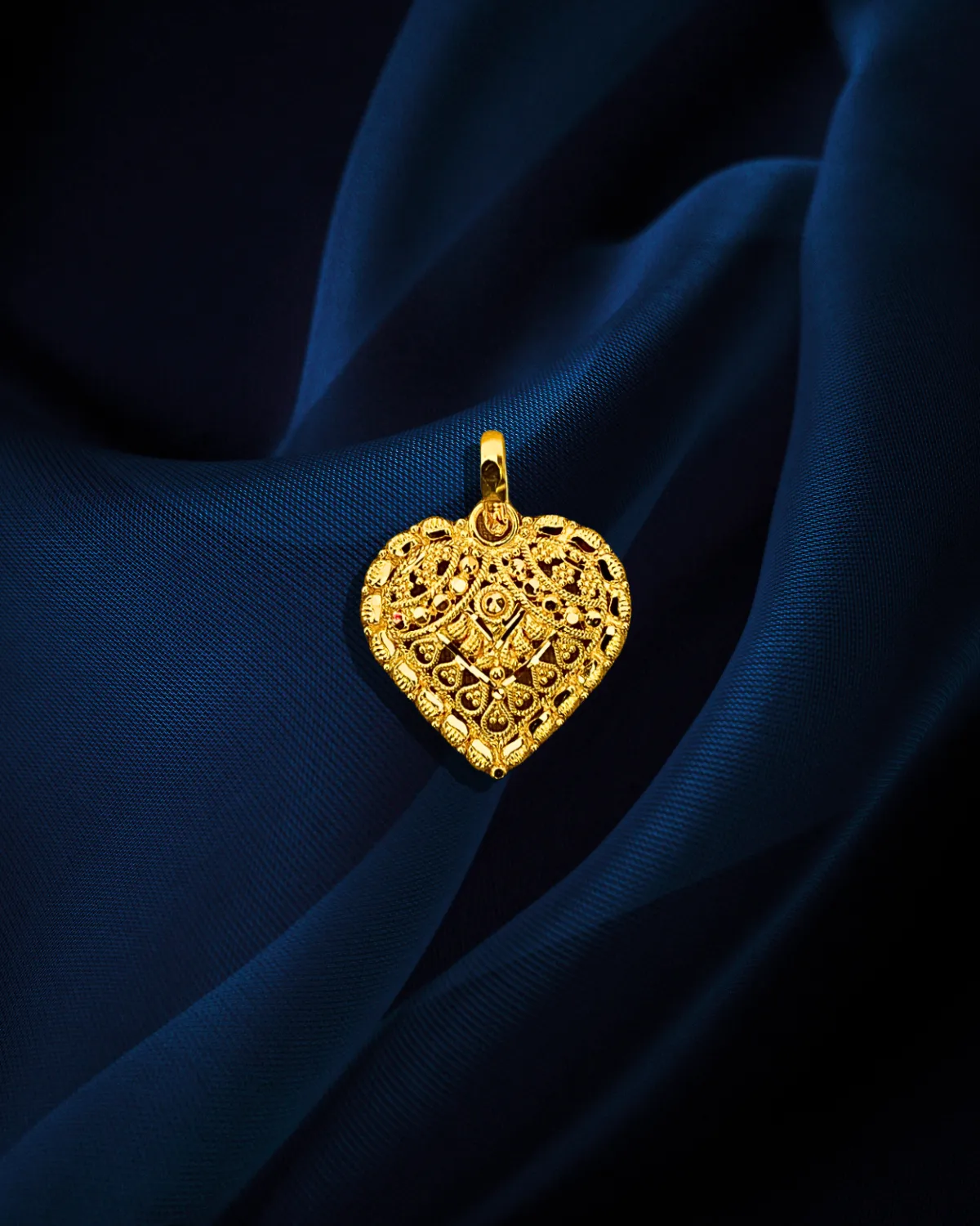 22 KT Gold Traditional Heart Pendant Set (D113)